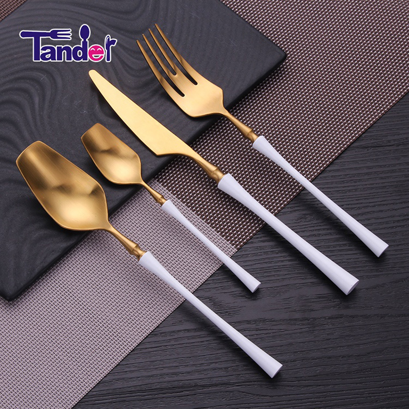 rózsaszín fogantyú arany pvd bevonat karcsú derék stílusú rozsdamentes acélból készült esküvői evőeszközök