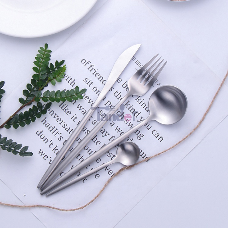 egyedi tervezésű, újrafelhasználható matt rozsdamentes acél evőeszköz-készlet