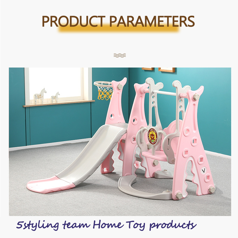 Gyerek csúszda és hinta kombinációja fedett kis vidámparkban, három az egy óvodában, a gyermekek csúszdája