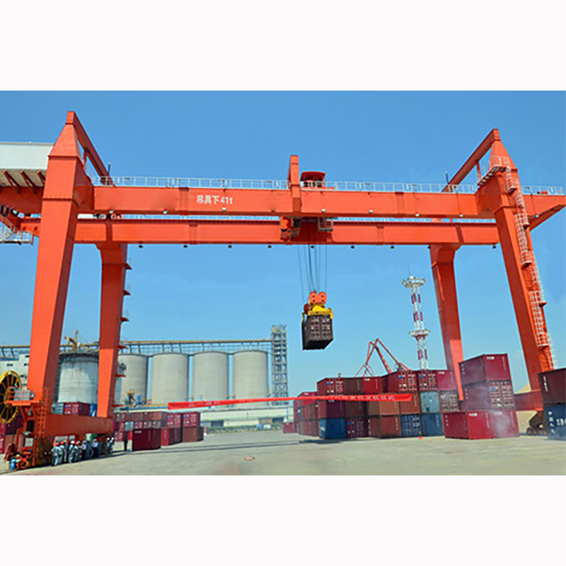 Sínre szerelt konténerszállító daru