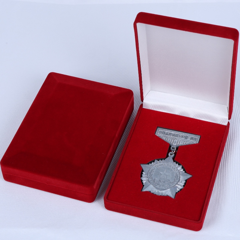 D-15 egyedi fekete és vörös bársony doboz érme, nyaklánc és medál