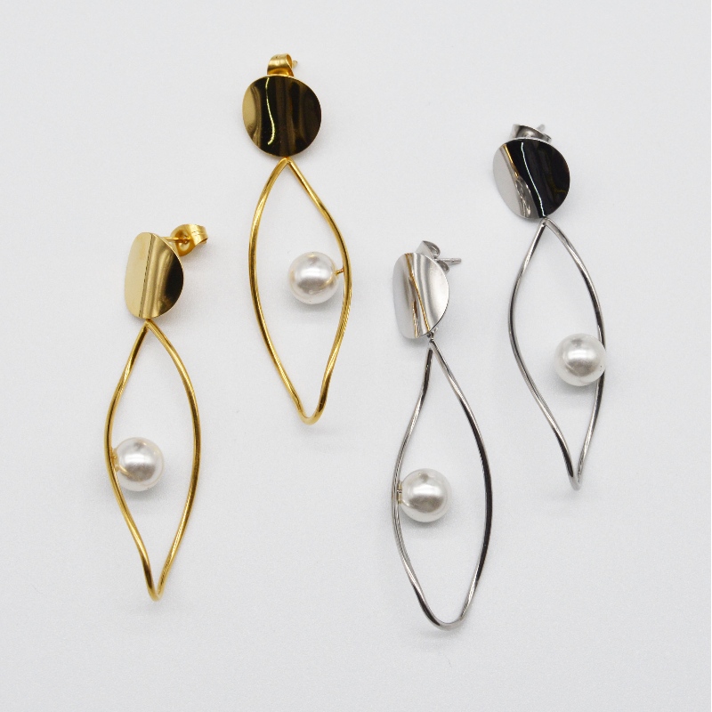 A józan ész szerint rozsdamentes acél ékszerek vannak rajta.