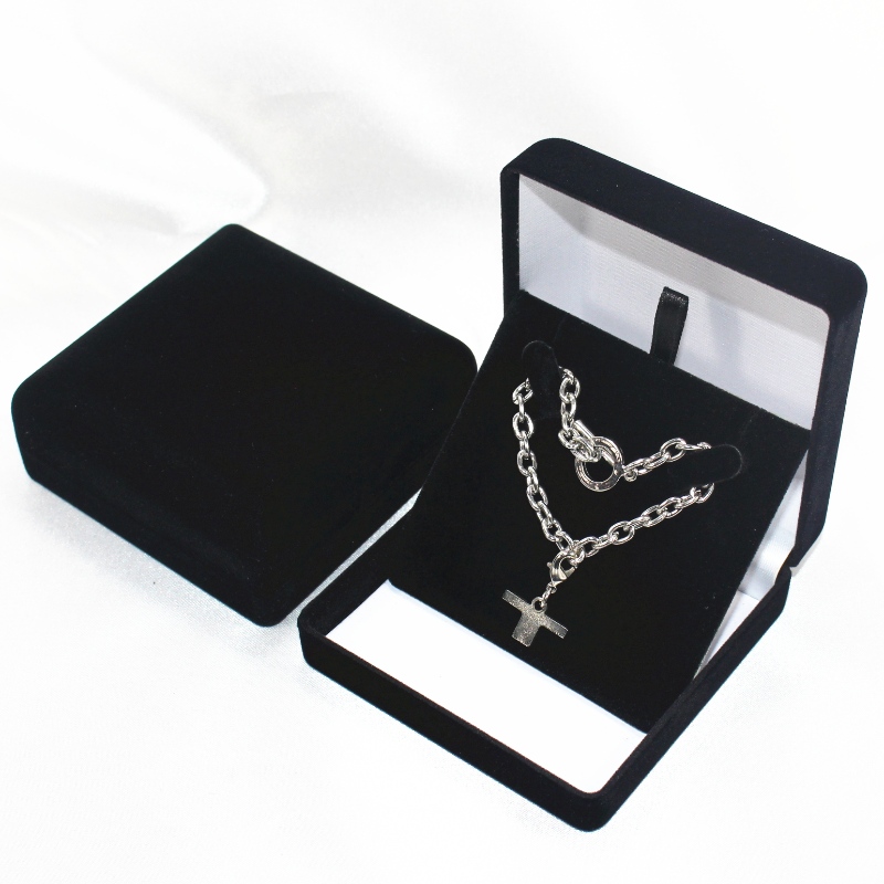 D-33 tétel kerek alakú bársonydoboz érmékhez, érmehöz és jelvényhöz, mm. 90 * 90 * 39 mm, súlya körülbelül 78 g