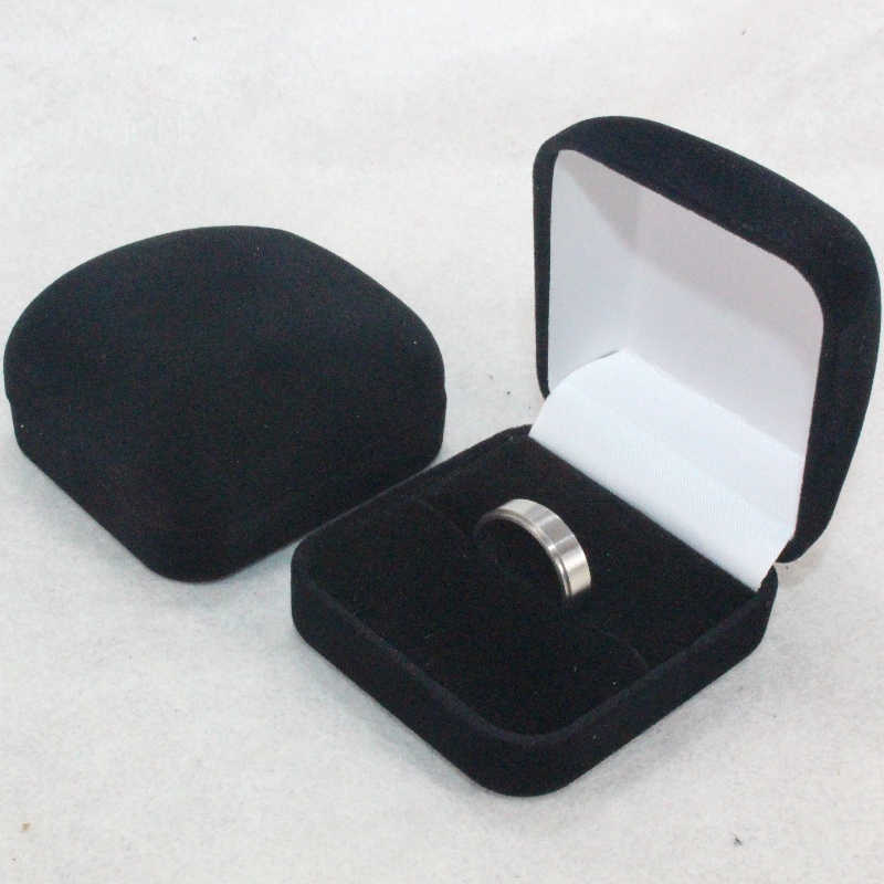 Cikk F-2 kör alakú bársonydoboz gyűrűhöz, jelvényhöz és kis érméhez, mm. 52 * 57 * 34, súlya körülbelül 27 g