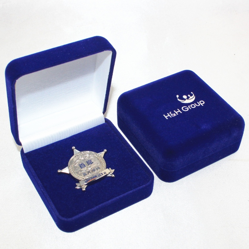 Az F-2S kör alakú Velvet Box jelvény és érme, mm.52*57*25, súlya körülbelül 26g