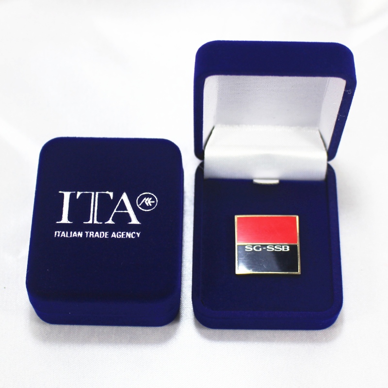 Tétel F-10 alakú Velvet Box jelvény vagy érme, mm.45*55*22, súly körülbelül 23g