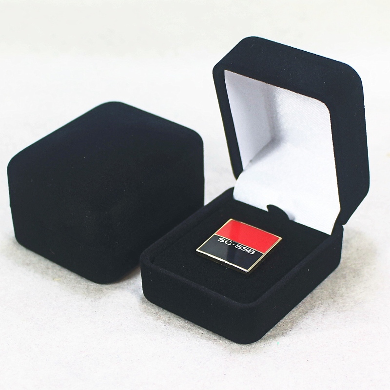 Cikk F-20 kör alakú bársonydoboz gyűrűhöz, jelvényhez vagy érméhez, mm. 45 * 55 * 38, súlya körülbelül 32 g