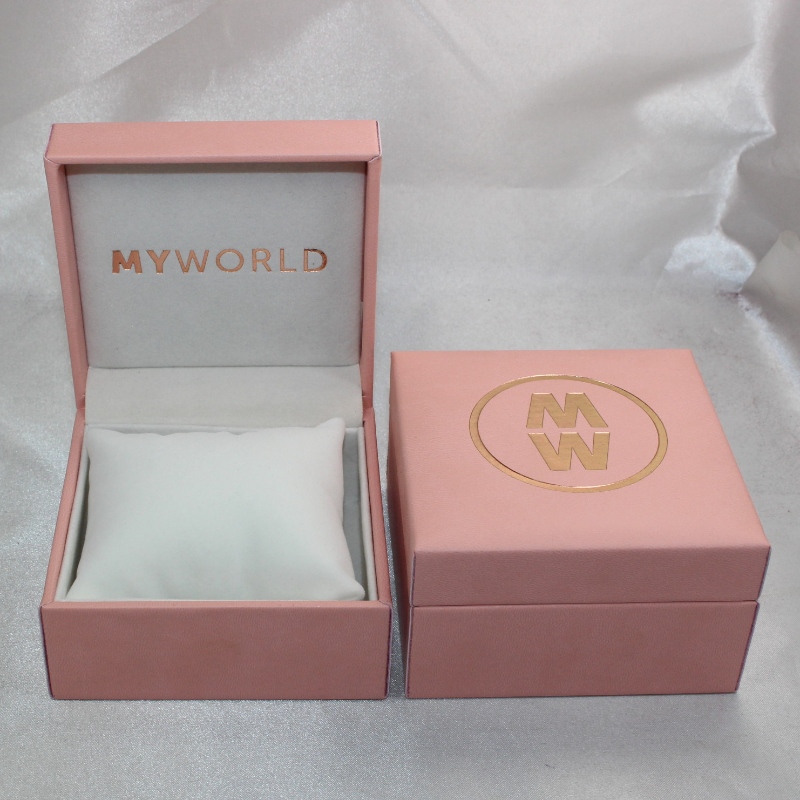 V-05 tétel téglalap műanyag műbőr papírdoboz órához. mm. 100 * 100 * 60, súlya körülbelül 194 g