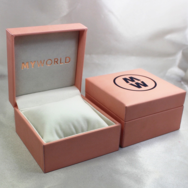 V-05 tétel téglalap műanyag műbőr papírdoboz órához. mm. 100 * 100 * 60, súlya körülbelül 194 g