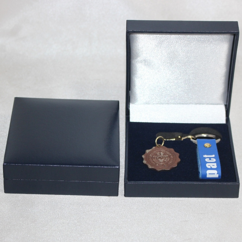 Az V-06-os négyszögletes Plasztik Flannellette doboz 50-60-as érme, jelvény, mandzsettagomb, nyakkendőcsipesz, érme stb. mm.88*91*33, súlya 85g