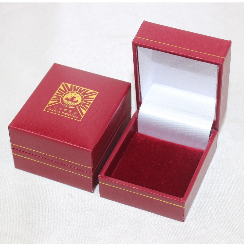 Cikk V-07S négyzet alakú műanyag műbőr papírdoboz 25-30 mm átmérőjű érme, jelvény, gyűrű stb. Mm-re. 46 * 53 * 32, súlya körülbelül 35 g