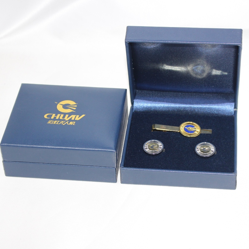 V-09 tétel téglalap műbőr műanyag dobozban 50-60 mm-es érmékhez, mandzsettagombokhoz, nyakkendő bilincshez, jelvényhez stb. 98 * 84 * 38, súlya körülbelül 105 g