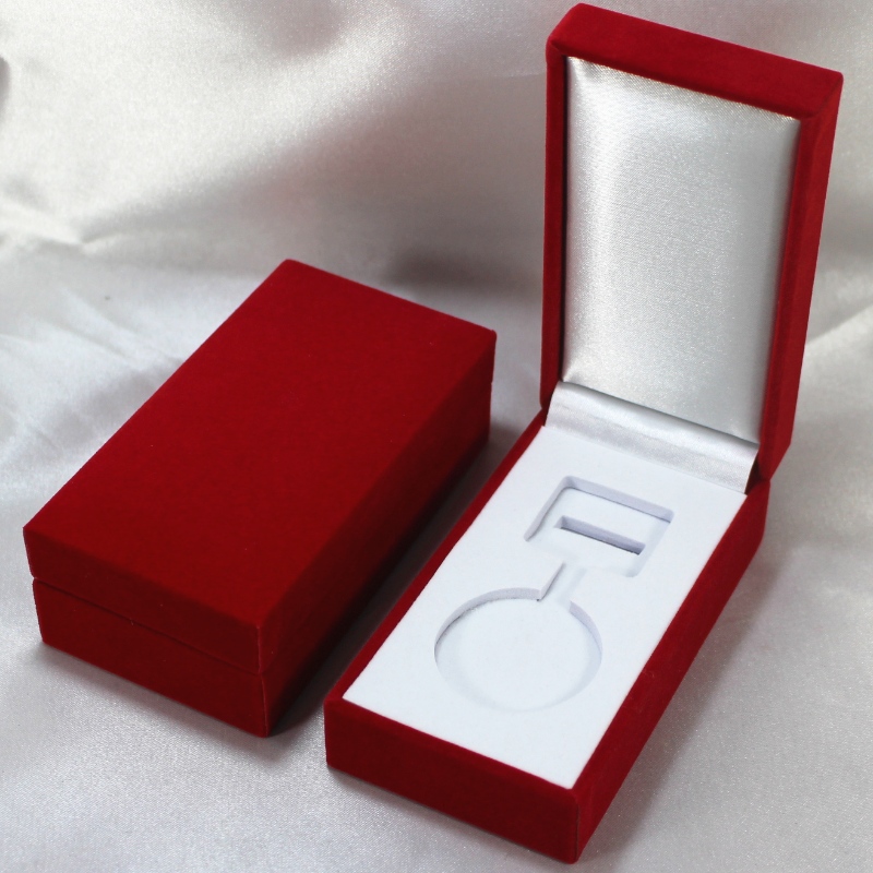 Cikk V-10 téglalap műbőr papírdoboz 40 * 80 mm-es éremhez és kitűzőhöz, stb. 60 * 111 * 38, súlya körülbelül 82 g