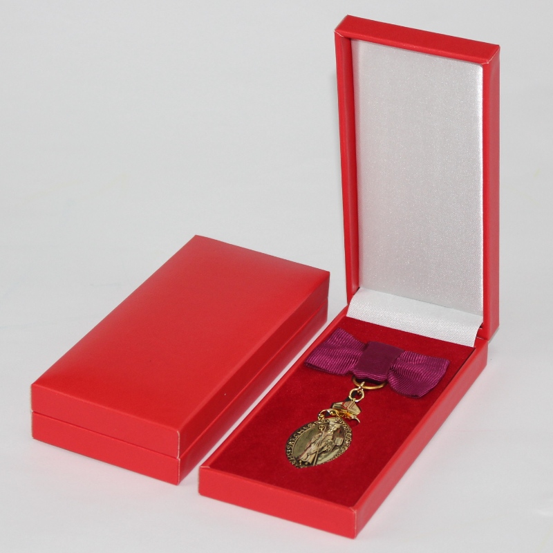 Cikk V-10L téglalap Műbőr papírdoboz 50 * 120 mm-es éremhez és kitűzőhöz, stb. 69 * 148 * 30, súlya körülbelül 98 g