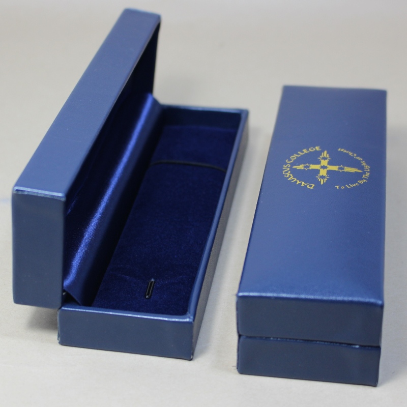 Tétel V-12 téglalap Leatherette Papírdoboz 130*20mm többszörös jelvény, toll ÉS nyaklánc stb. mm.155*45*36, súlya 90g