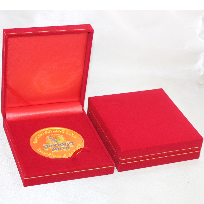 Cikk V-19 négyzet alakú PU bőr doboz 90 * 90 mm-es érmékhez, éremhez és kitűzőhöz, stb. 110 * 125 * 33, súlya körülbelül 140 g