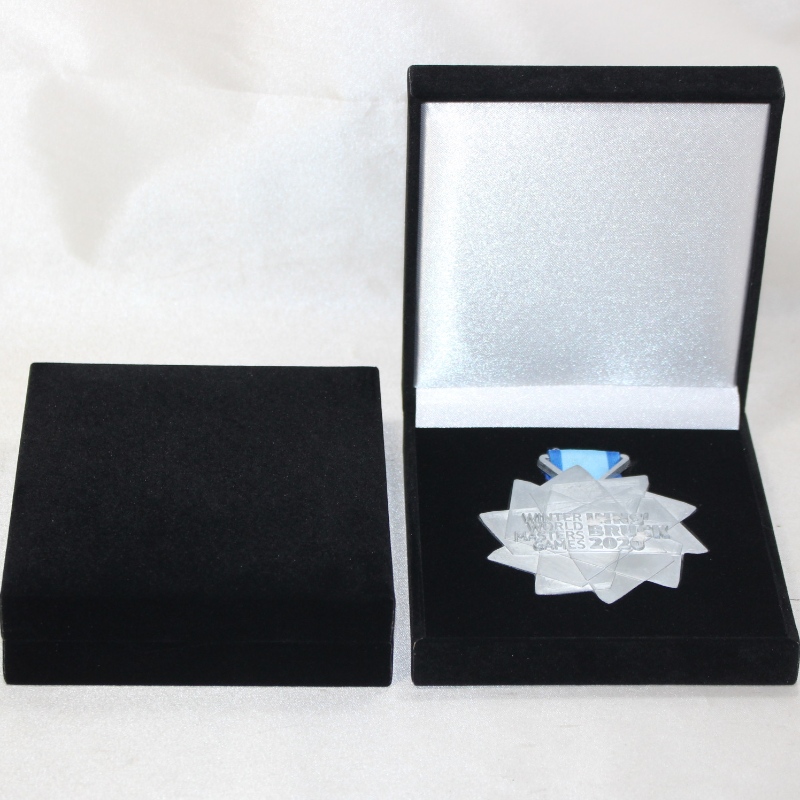 Cikk V-19 négyzet alakú PU bőr doboz 90 * 90 mm-es érmékhez, éremhez és kitűzőhöz, stb. 110 * 125 * 33, súlya körülbelül 140 g