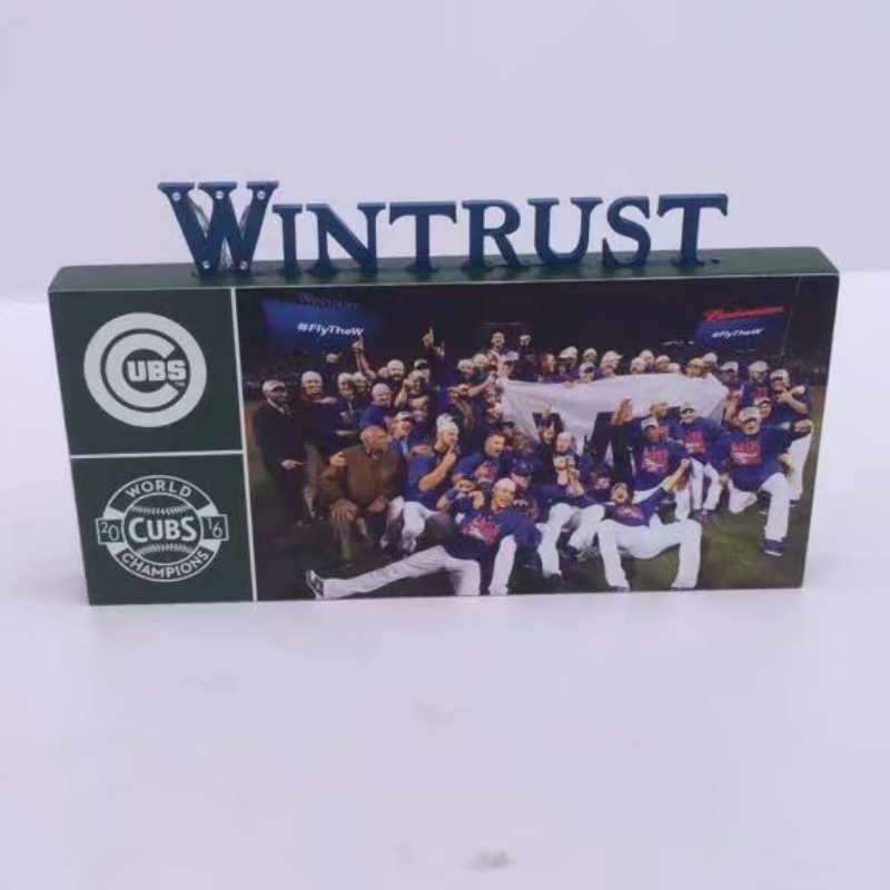 Wooden Cubs Wintrust Videobizottság LED betűvel