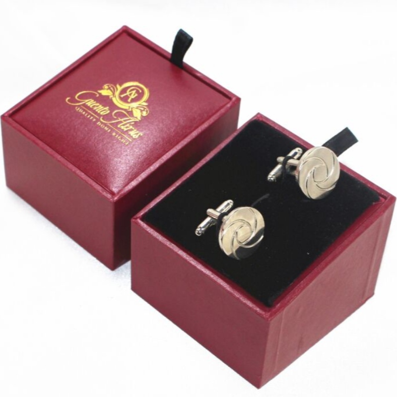 Cikk V-20X négyzet alakú PU bőr doboz pár nyakkendő klipekhez vagy pár mandzsettagombhoz stb. Mm. 64 * 64 * 50, súlya körülbelül 64 g