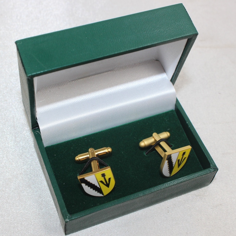 Cikkszám VK-1 téglalap alakú műanyag doboz műbőr papírkal borítva 58 * 20 mm-es nyakkendőhöz, kulcstartóhoz, mandzsettagombokhoz, jelvényhöz stb. Mm.75 * 50 * 38, súlya kb. 56g