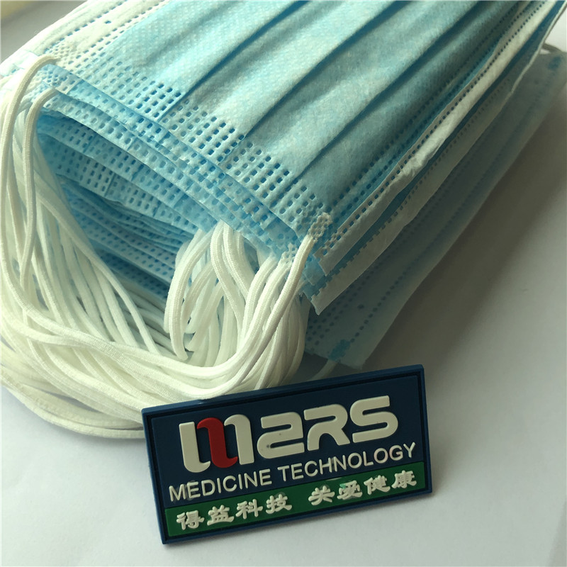 Nagykereskedelmi gyárban 3 egyszálú, nem szőtt eldobható orvosi maszk fülhurokkal