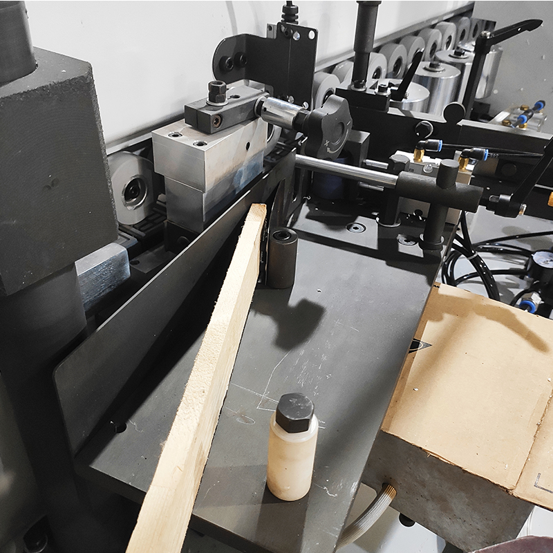 WE605 automatikus szélvédő gép