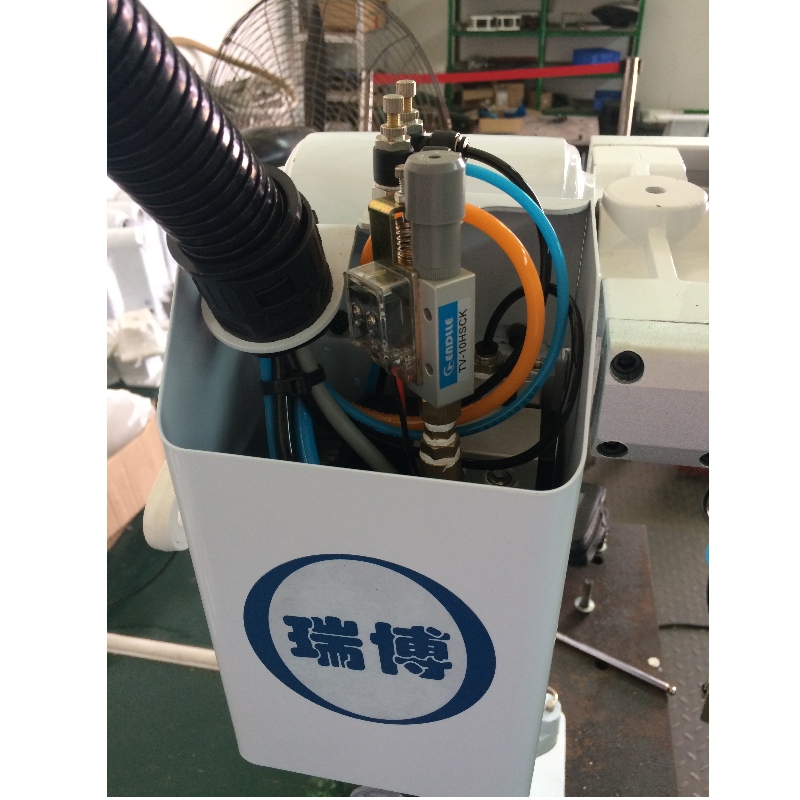 A kínai ferde karbefecskendező robot fel van szerelve angol és kínai társalgási műveleti felülettel. A kezelő LED lámpákkal van felszerelve