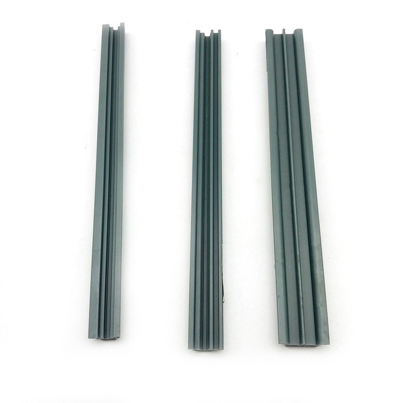 Műanyag csík a bemutató ajtajtóhoz