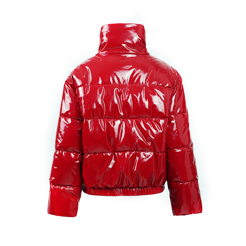 Hölgyeknek meleg kabátja van, és a zakója is lila.