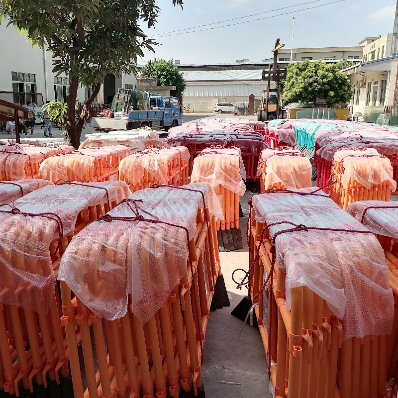 Gyalogos sorompó koncertekhez, sporteseményekhez és felvonulásokhoz műanyag barikád PVC parkoló sorompó jármű útzár