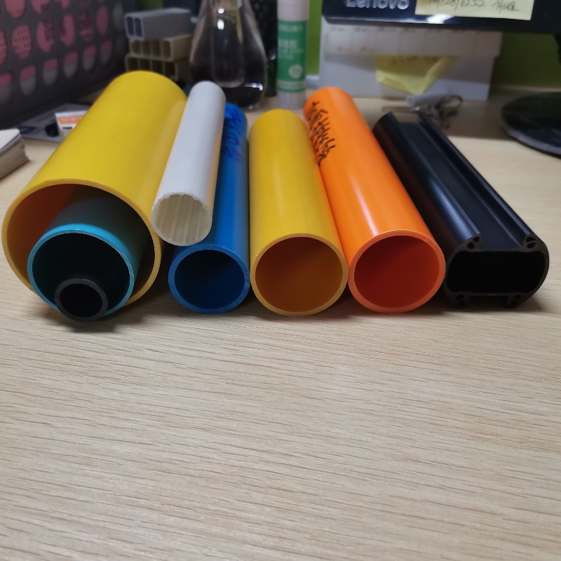 egyedi extrudált PVC cső műanyag cső cső készült Kínában Gyártó
