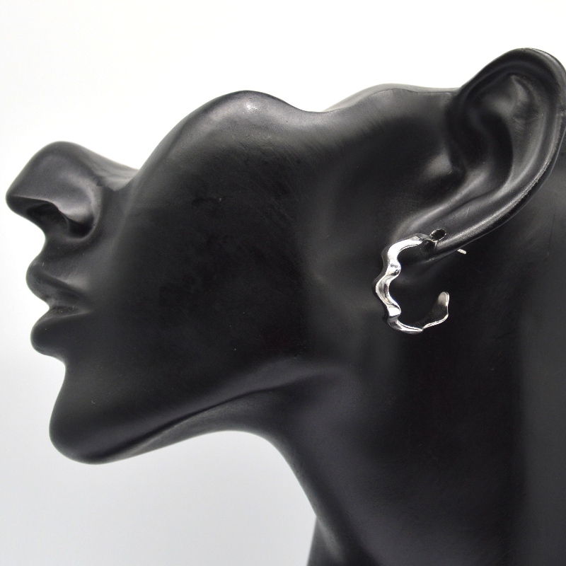 C alakú víz hullámos fülbevalók, női divat és elegáns fülbevalók, egyszerű, elegáns, alkalmi és sokoldalú ezüst fülbevalók. Kína Ruifanbao ékszerfeldolgozó gyár