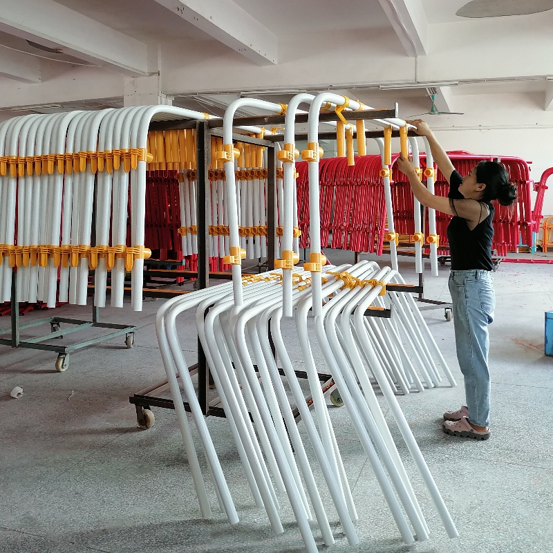 Műanyag gyalogos védelmi akadályok Két méretű opció tömeges kontroll akadályok