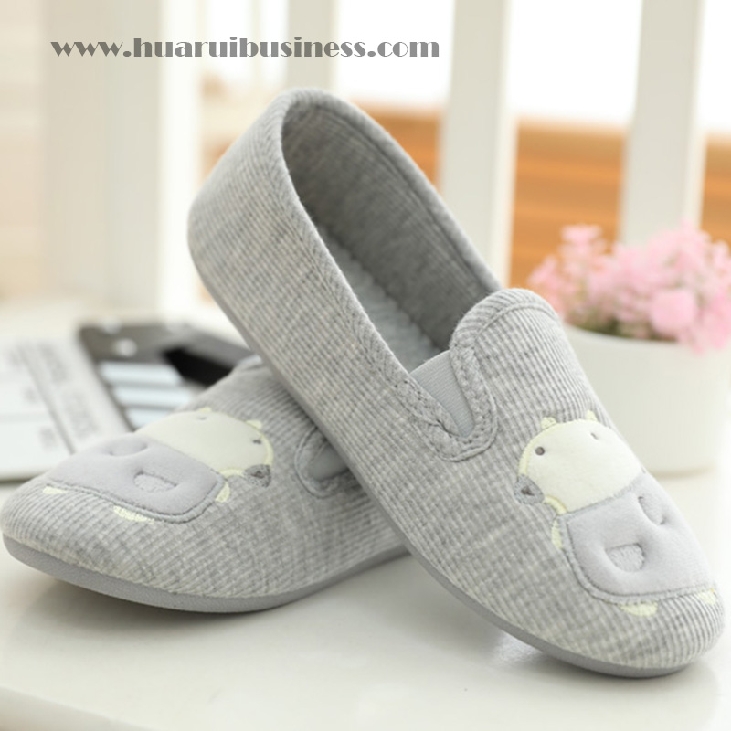 Mikrofiber házi papucs, beltéri papucs, pantofle, pontoufle, appleque hímző bálnamedve