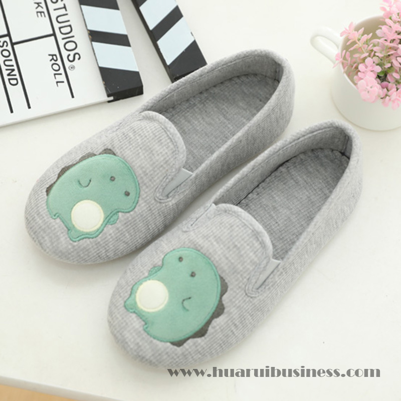 Mikrofiber házi papucs, beltéri papucs, pantofle, pontoufle, appleque hímző bálnamedve