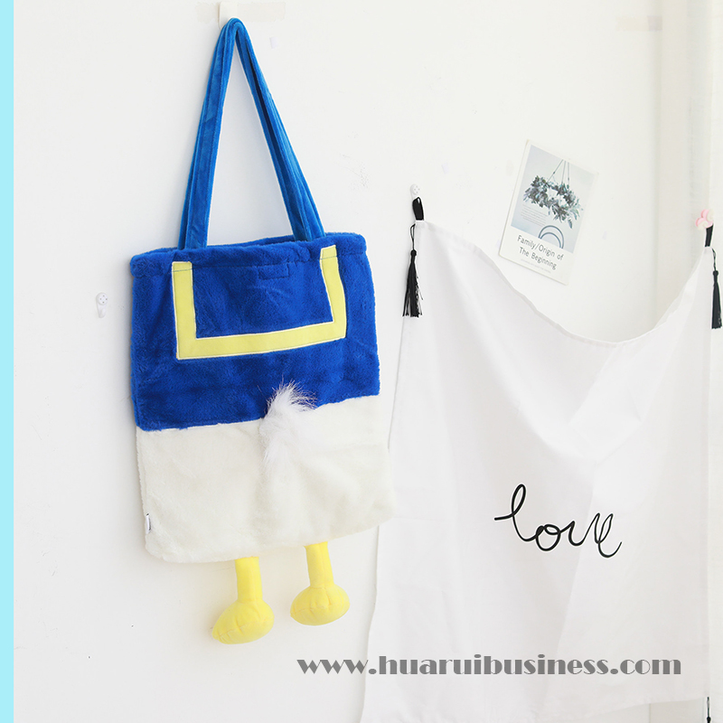 plüss zsák rajzfilmszerű lábbal és farokkal