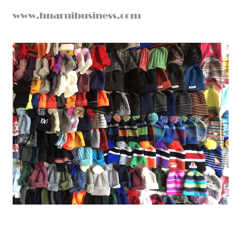 vaskos kötött keverék kábeles, mandzsettás sapka, sapka, tuque, unisex, téli sapka pom pom-tal, fényvisszaverő csíkokkal ellátott mandzsetta, fényvisszaverő hatású pom pom is