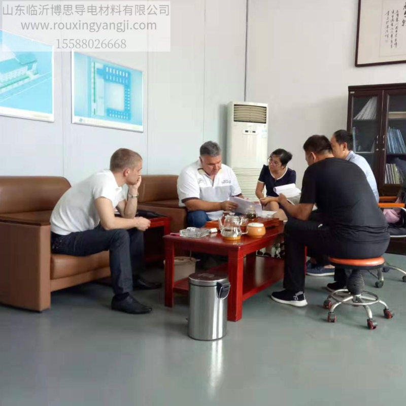 Az orosz ügyfelek meglátogatták a cégünket üzleti ügyben.