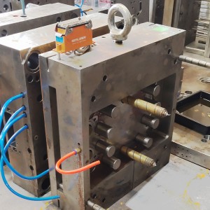 Gyártó Kína egyedi professzionális injekciós penész precíziós műanyag penész készítéséhez