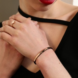 Rozsdamentes acélnyitó betűkkel karkötő