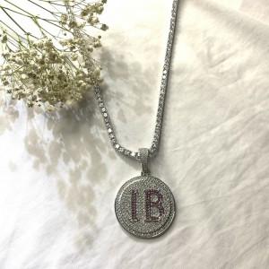 Divatos kerek betű gravírozott gyémánt medál lánccal