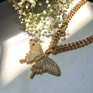 Divatbling rózsaszín pillangónyakláncnagy méretű fényes pillangó medál kubai lánc