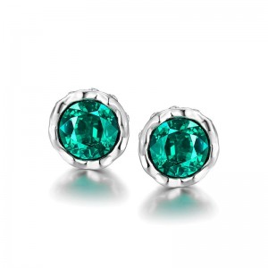 Az egyszerű kerek fülbevalók koreai változata