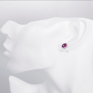 Az egyszerű kerek fülbevalók koreai változata