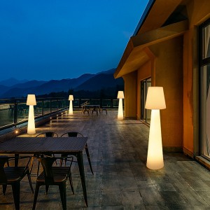 Fesztivál dekoratív polietilén kültéri LED álló állványos lámpa a kerti gyep partihoz és a kültéri rendezvény dekoráció világítás LED -es padlólámpa