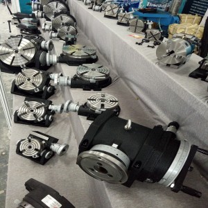 Függőleges és horizontai tárcsa univerzális osztófej