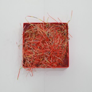 Nagykereskedelem Kiváló minőségű dekoratív raffia apróra vágott doboz töltő ráncos aprított papír az ajándékdobozhoz Kraft csomagolás ráncpapírrák aprítás