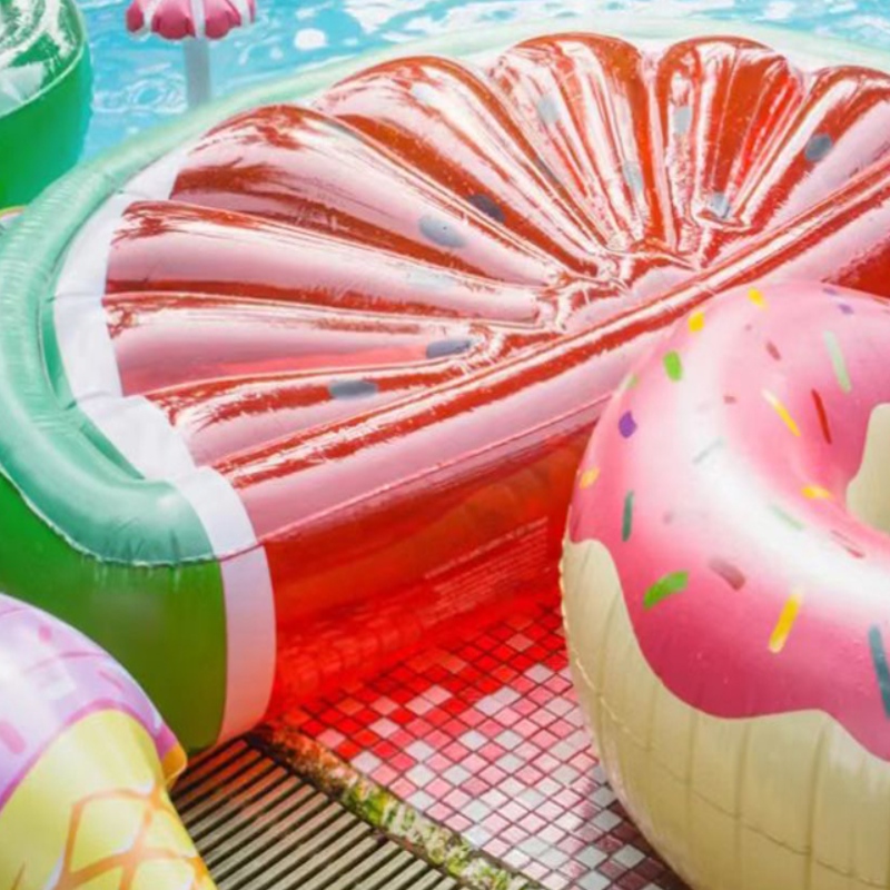 Hogyan tisztítsuk meg a medence úszót anélkül, hogy lyukakat pakolnának?