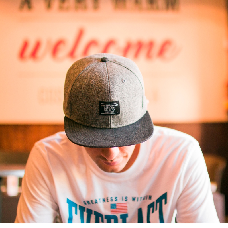 Mi a különbség a Snapbacks és a Trucker kalapok között?