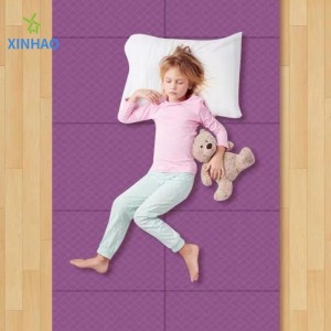 Nagykereskedelemben összecsukható utazási jóga szőnyeg 4mm/5mm vastagság könnyen hordozható osztályba, irodai pihenésre, park kempingre